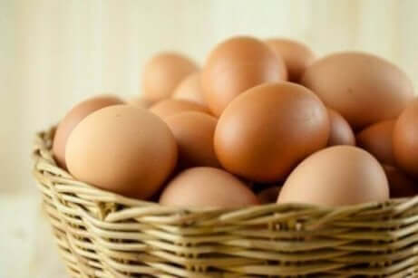 kurv med brune egg