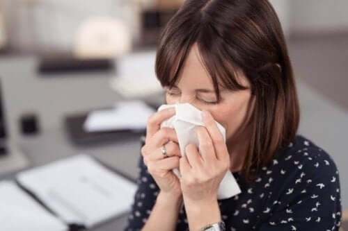Kvinne med allergier