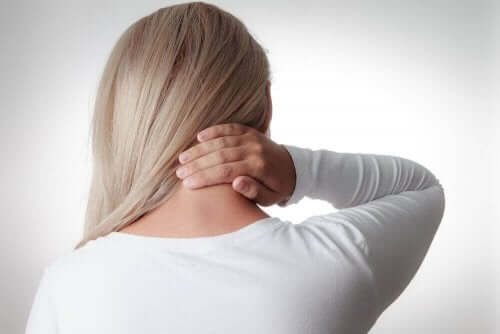 Kvinne med stiv nakke