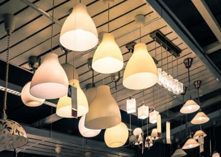 lamper som henger inne i en lampeforretning
