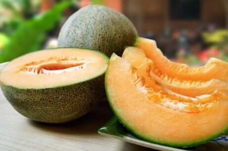 Melon for å naturlig redusere poser under øynene