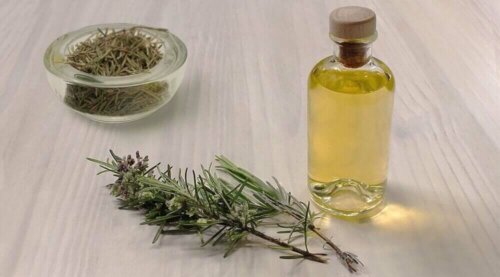 Olje med rosmarin.