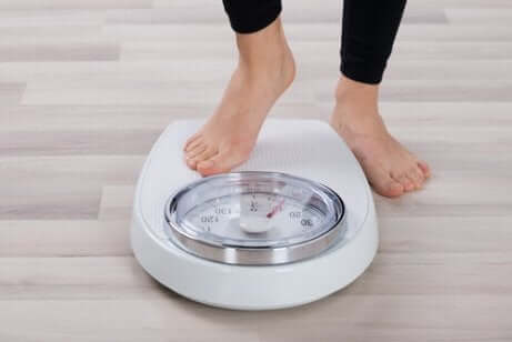 Person går på vekten - sunne matvarer kroppen din vil takke deg for