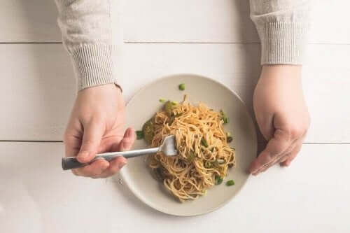 Person spiser pasta