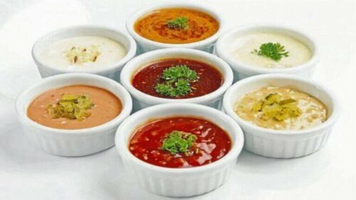 Sauser og dressinger.