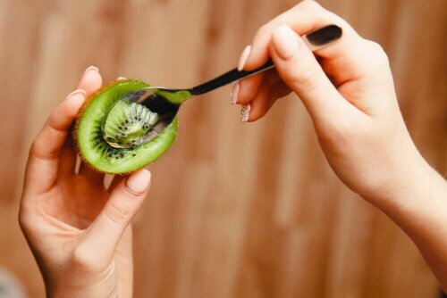 Spise kiwi med skje.