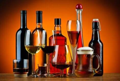 Alkoholholdige drinker. Å drikke mye kan forårsake høy urinsyre.