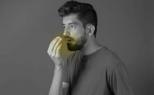 En mann med dårlig ånde.