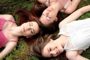 Er det sant at menstruasjonen til kvinner synkroniseres?