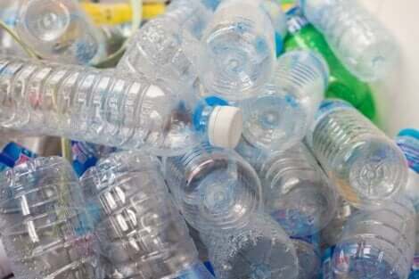 Mange tomme plastikkflasker.