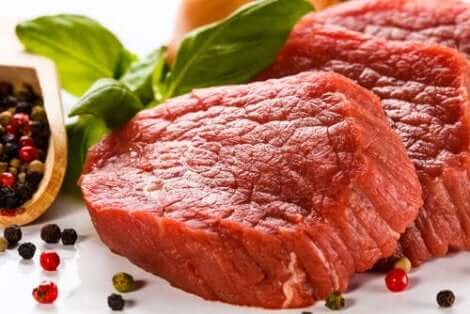 Rødt kjøtt, som har høy urinsyre.