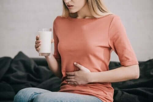 Kvinne er laktoseintolerant - fordøyelsesenzymer
