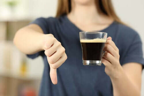 Kvinne med kaffe.