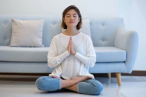 Kvinne som mediterer.