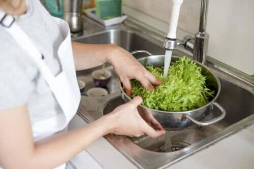 Kvinne som vasker salat.