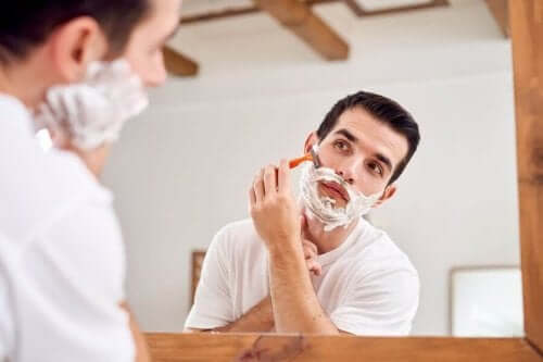 Mann barberer seg