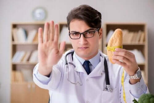 En ernæringsfysiolog som holder et brød