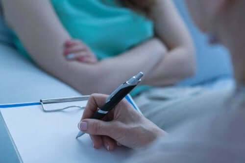 Person skriver på en blokk