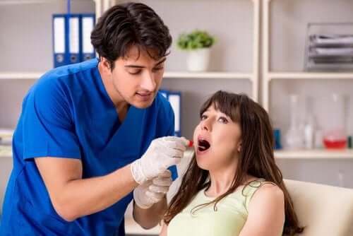 En kvinne som er hos tannlegen