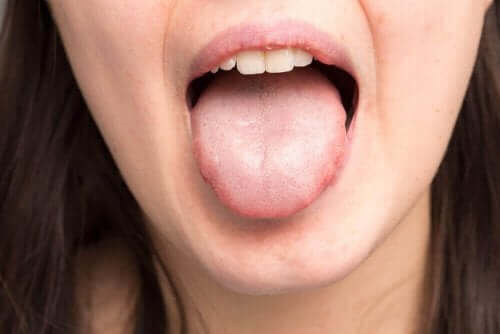 En kvinne som viser tungen sin