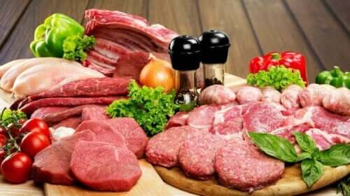 Assortert rått kjøtt på skjærebrett, hvor mye kjøtt er trygt å spise?