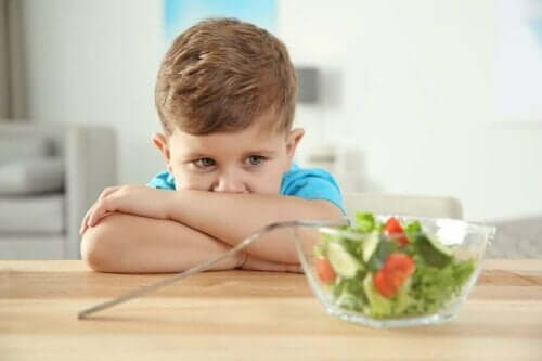 Et autistisk barn som ikke har lyst til å spise salat.