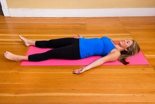 kvinne shavasana yoga