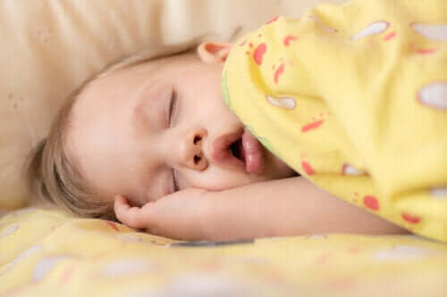 Symptomer og behandling av søvnapné hos spedbarn