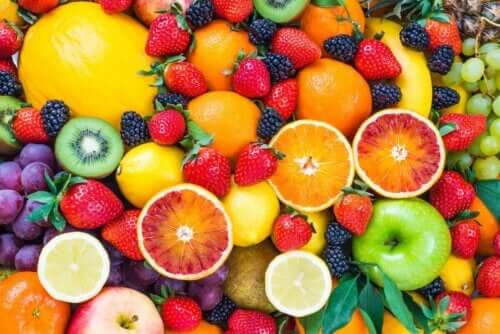 Forskjellige typer frukt og bær