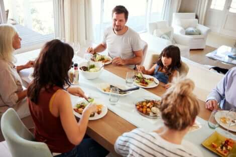 Familie spiser middag - å spise middag tidlig