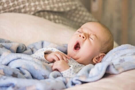 Gjespende baby