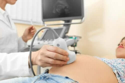 Gravid kvinne gjennomgår ultralyd