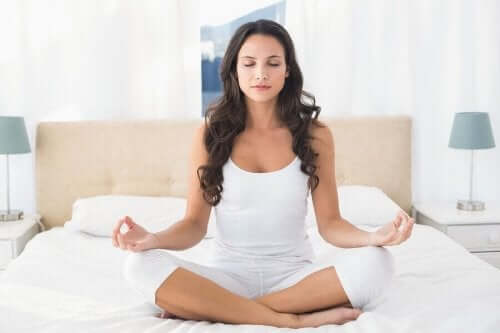 kvinne som mediterer - yogaøvelser for å håndtere stress