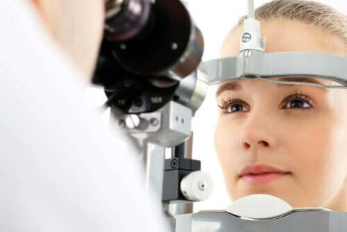 En pasient som får øynene sjekket av en øyelege