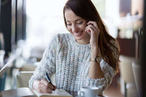 En kvinne på telefonen