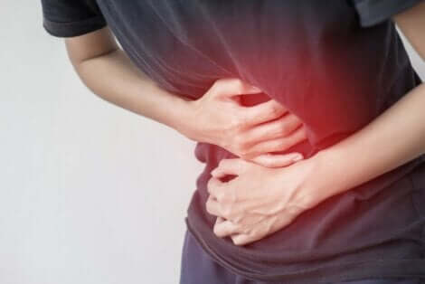 Mann med smerter - symptomene på gastroenteritt