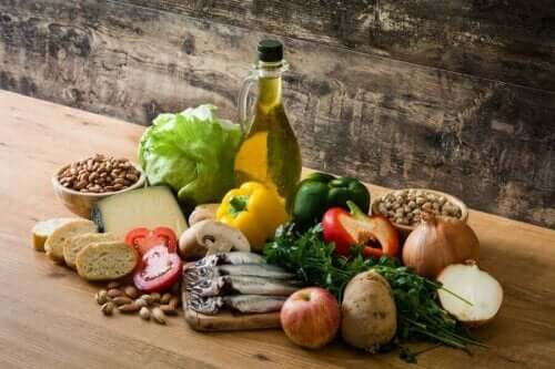 Mat fra middelhavskosthold som påvirker tarmhelsen, inkludert fisk, frukt, grønnsaker og nøtter
