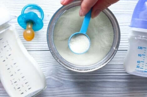 Når det kommer til å velge riktig melk for spedbarn, er det viktig å sørge for at den inneholder lite sukker. 