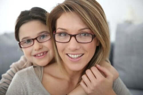 En mor og datter som bruker briller