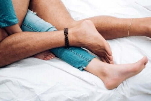 Et par som legger seg i sengen