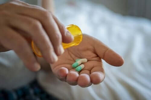 En person som tar antibiotika mot urinveisinfeksjoner