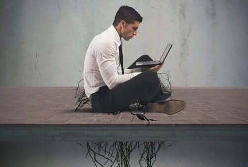 En mann med en laptop