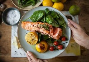 Å spise middag tidlig kan hjelpe deg ned i vekt samt forhindre diabetes