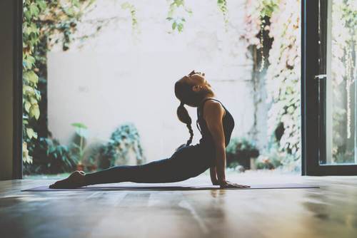 Oppdag tre yogaøvelser for å håndtere stress