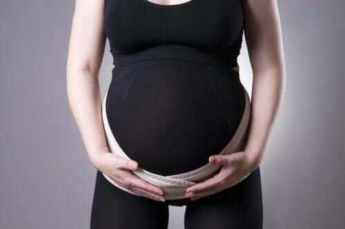 Fordeler med å bruke magebånd under graviditeten