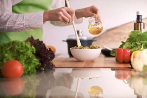 En kvinne lager en salat på kjøkkenet