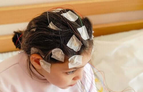 Et barn undersøkes for epilepsi
