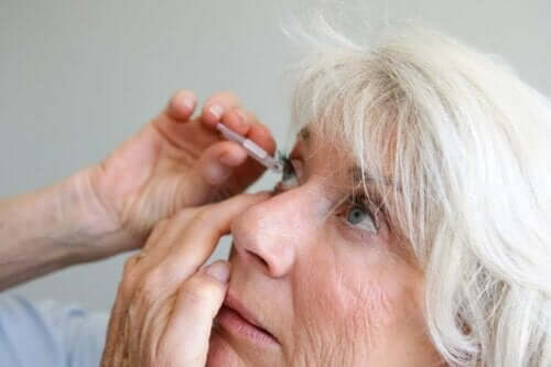 En kvinne får øyedråper