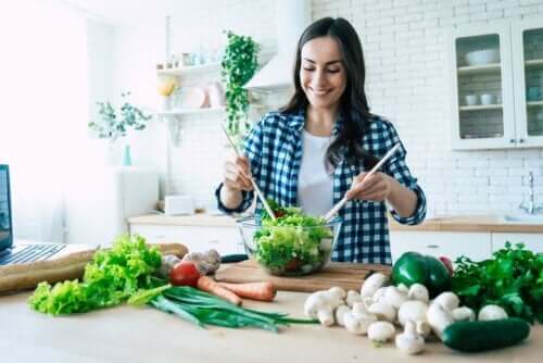 En kvinne lager salat