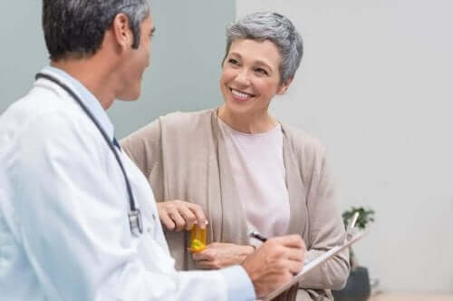 En kvinne i overgangsalderen snakker med en lege